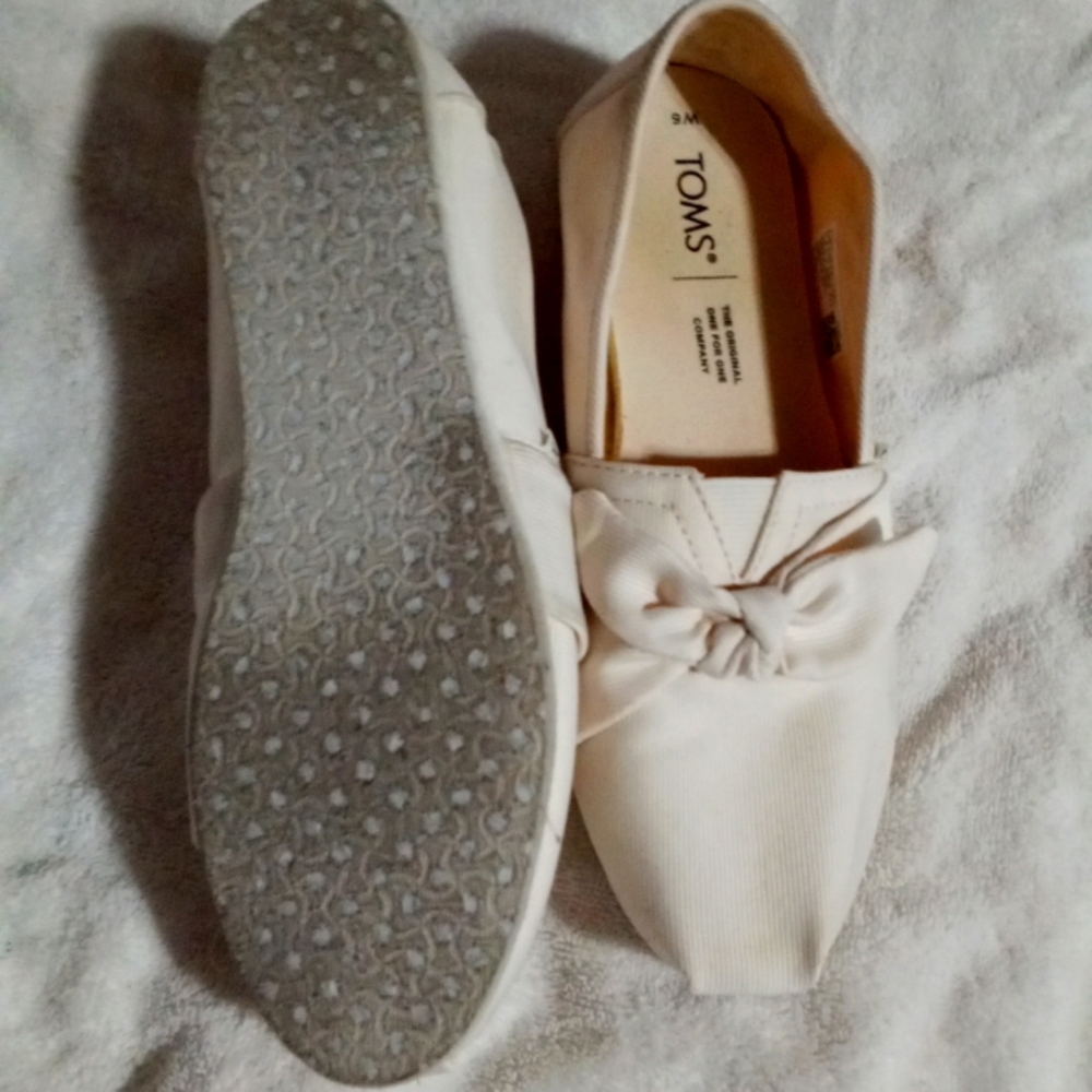 Toms cream shoes